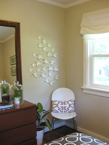 white-wallflowers-in-the-guest-bedroom