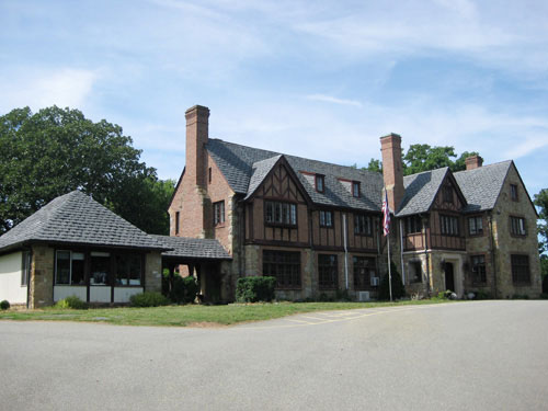 brick-tudor-stonypoint-school