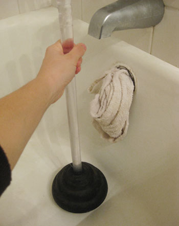 unclog bathtub drain with plunger