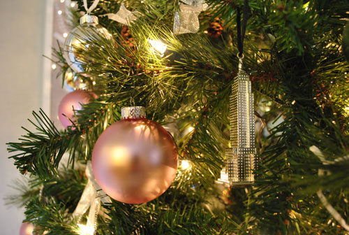 Close Up de ornamentos rosa e prata na árvore de Natal