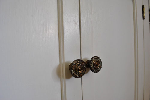 Din Knobs Close Before