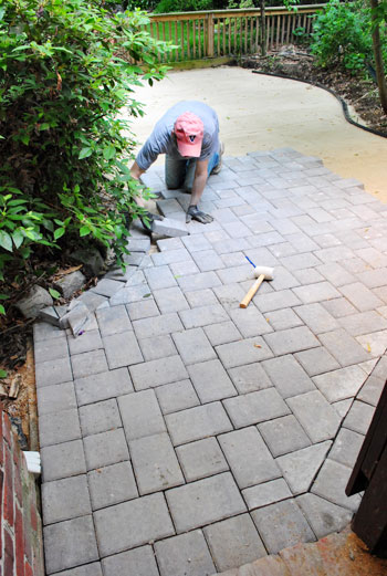 How To Lay A Paver Patio Gravel Sand, Laying Patio Pavers On Dirt