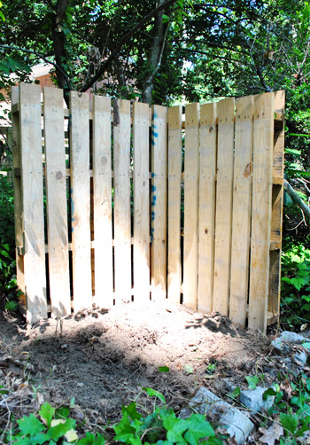 https://images.younghouselove.com/2011/08/Compost-Second-Pallet-Up.jpg