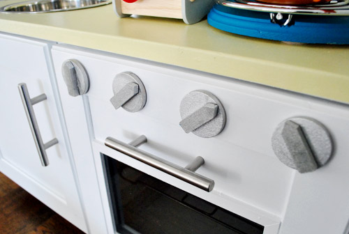 https://images.younghouselove.com/2011/12/PlayKitch-After-Knobs-Close.jpg