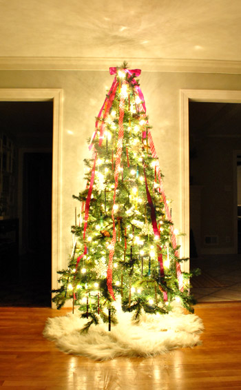 Árvore de Natal decorada com enfeites de lascas de tinta