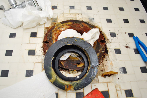 Removing old rubber reinforcement ring with wax ring under toilet