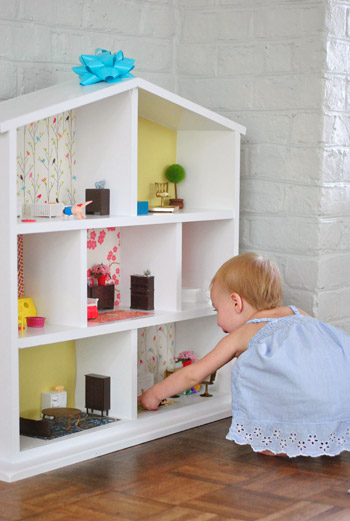 Menina brincando com a casa de bonecas DIY fácil de fazer 