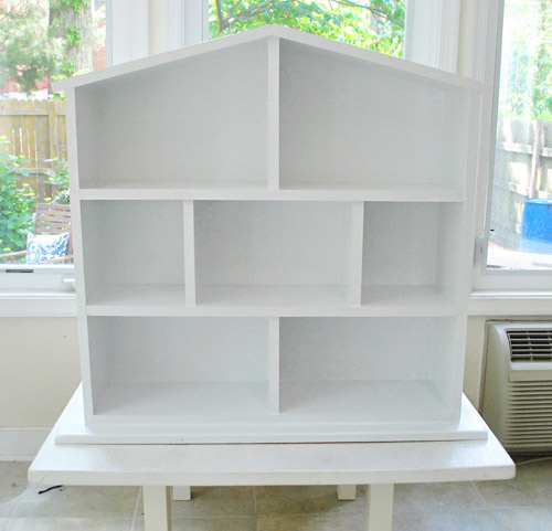 Construção final de casa de bonecas simples DIY pintada de branco