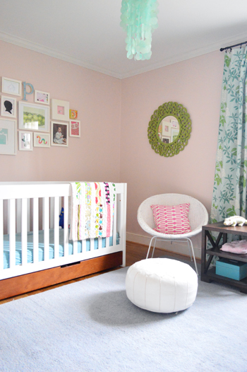 dormitorul fetei cu pereți roz covor albastru și turnare coroană instalat's bedroom with pink walls blue carpet and crown molding installed