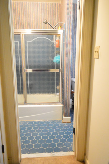 Remove An Old Sliding Shower Door, Can You Replace Shower Doors With A Curtain