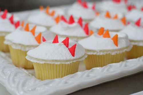 Close Up de cupcakes com escamas de dragão para festa de aniversário de dragão