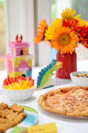 Close Up de comida de festa para aniversário de dragão com pizza, pimentões e castelos pintados