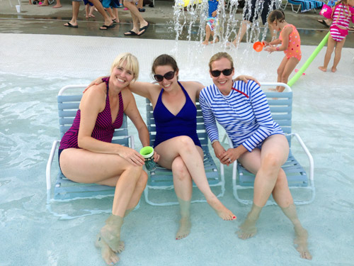 Elsa Blondes At Pool