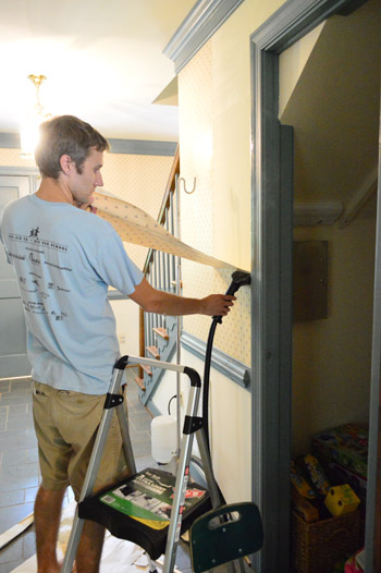 Clothes steamer to remove outlet wallpaper