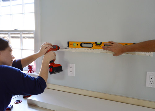 making sure Ikea floating shelf hanging bracket is level while screwing it to the wall