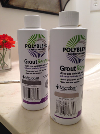 dois frascos de Polyblend Grout Renew da Home Depot nas cores Natural Gray e Oyster Gray