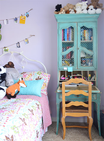 Vintage Desk In Kids Room With Hanging Pictures