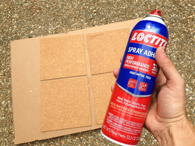 pulverização de adesivo em spray loctite em azulejos de quadro de cortiça para fixá-los na parede de quadro de cortiça