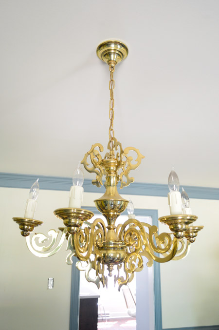 Chandelier Makeover + the Best Brass Spray Paint  Chandelier makeover,  Painting light fixtures, Brass spray paint