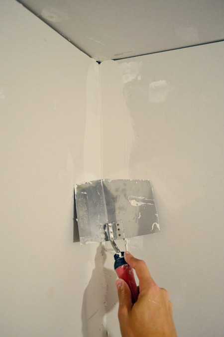 How to AVOID sanding Mud on Drywall use a Wet Sponge to make mud